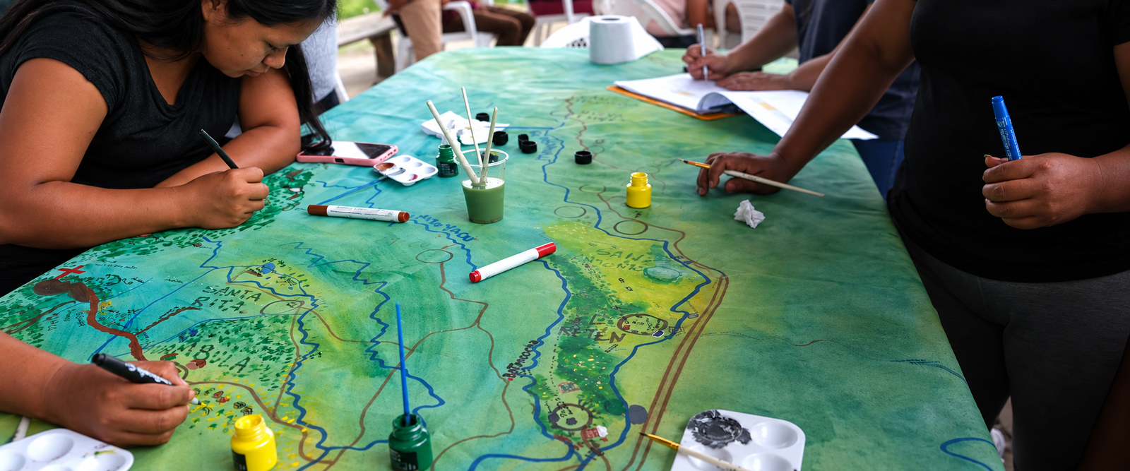 Participantes elaboran un mapa del corredor biocultural durante una sesión de mapeo participativo en Cotundo, Ecuador.