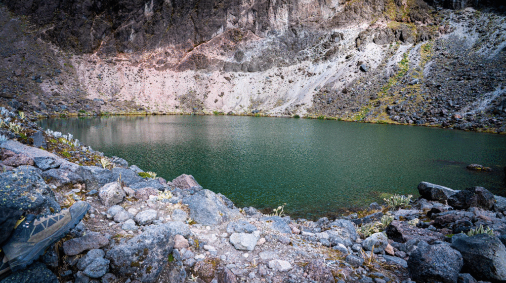© Liliana Orozco - Corporación Grupo Randi Randi / Laguna glaciar en las alturas de Los Ilinizas, una de las fuentes de agua que sostienen a las comunidades del territorio / Los Ilinizas - Ecuador